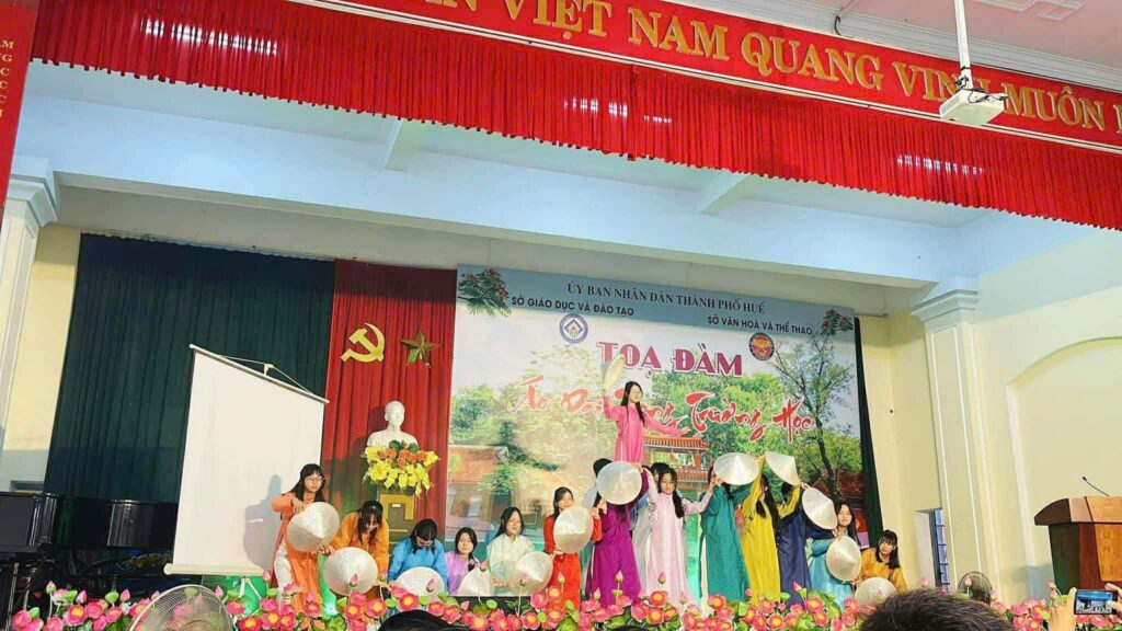 Tiết mục văn nghệ trong chương trình Tọa đàm “Áo Dài trong trường học” Tiết mục văn nghệ trong chương trình Tọa đàm “Áo Dài trong trường học”