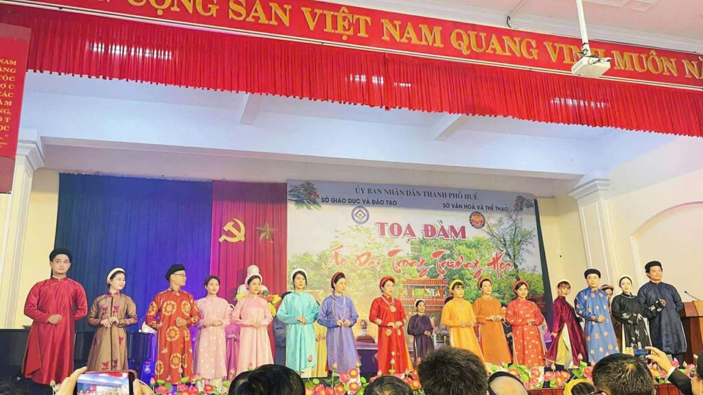 Hoa Nghiêm Việt Phục là Nhà tài trợ trang phục cho chương trình Các trang phục trong chương trình Tọa đàm “Áo Dài trong trường học” do Hoa Nghiêm Việt Phục tài trợ