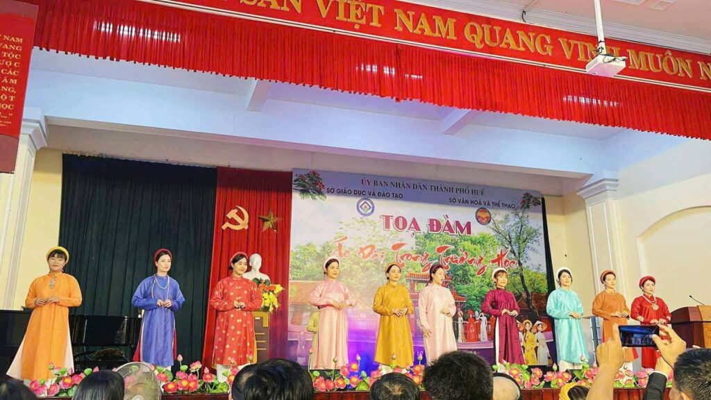 Trình diễn các thiết kế đến từ Hoa Nghiêm Việt Phục Trình diễn các thiết kế đến từ Hoa Nghiêm Việt Phục