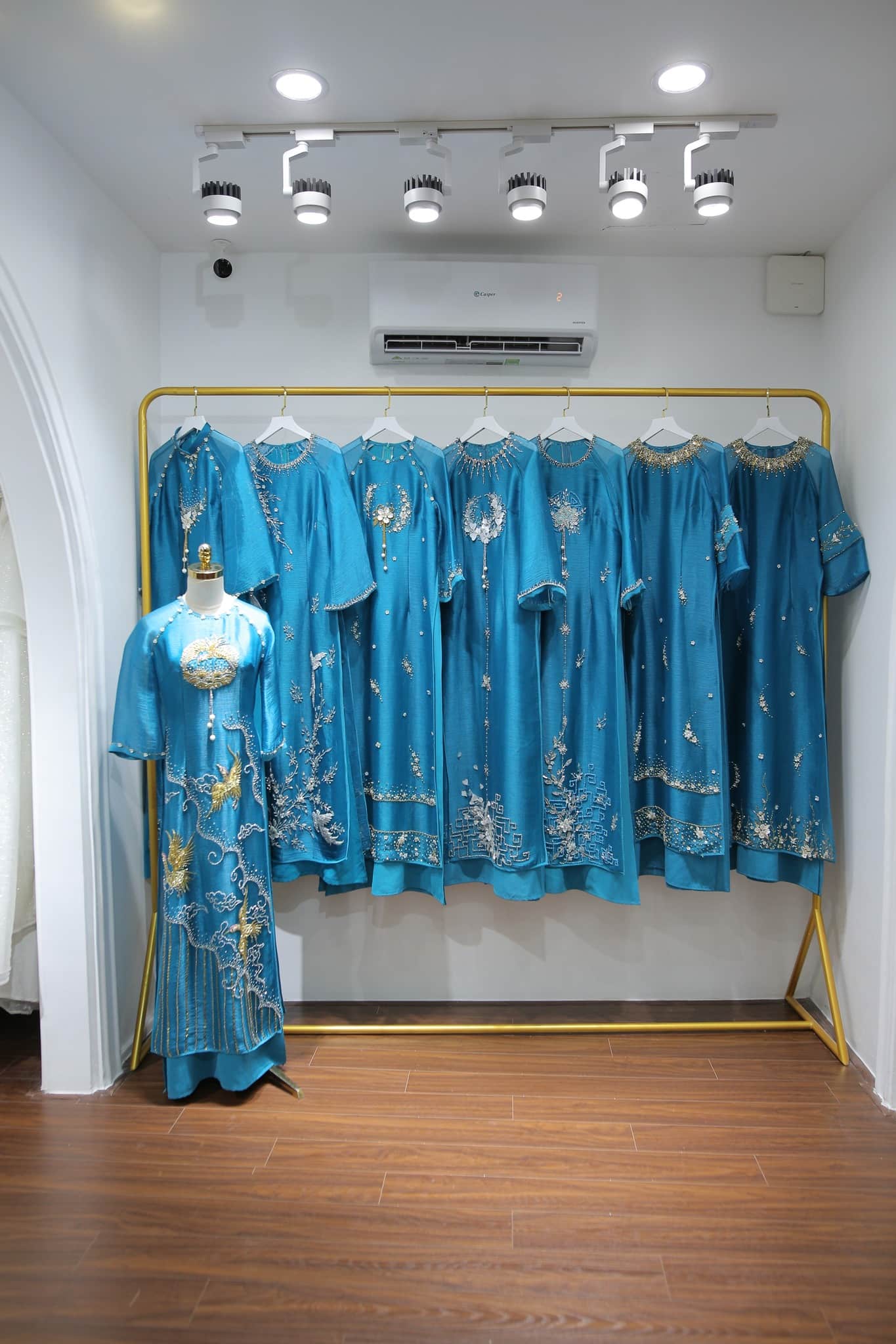 Ao Dai Ba Sui Cac Mau Dinh Ket Áo Dài Bà Sui Các Mẫu Đính Kết màu xanh dương nhạt