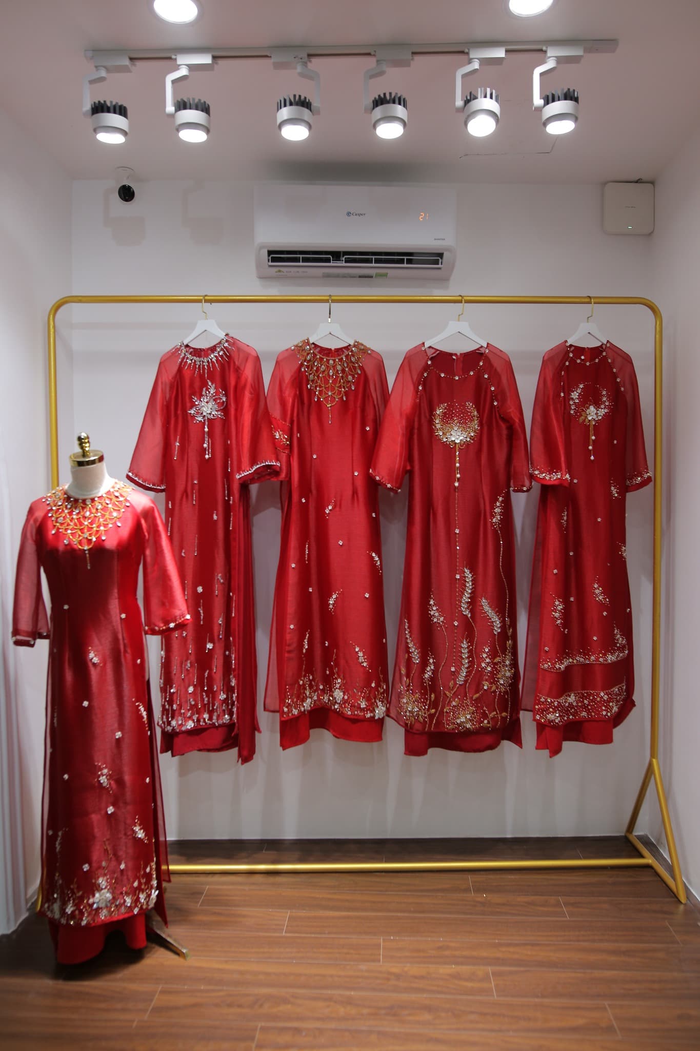 Ao Dai Ba Sui Cac Mau Dinh Ket Áo Dài Bà Sui Các Mẫu Đính Kết màu đỏ