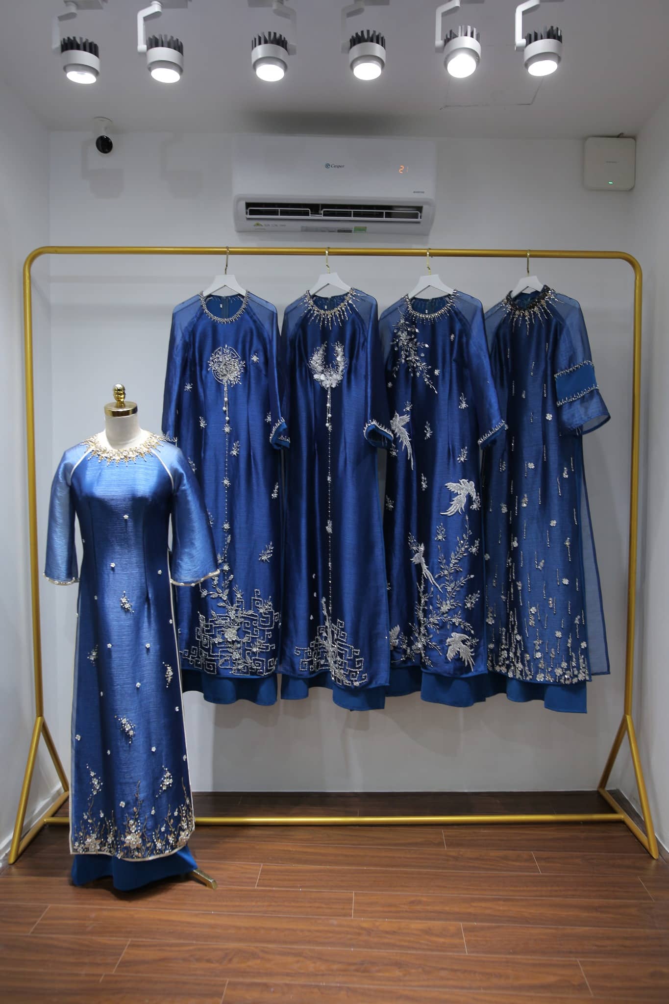 Ao Dai Ba Sui Cac Mau Dinh Ket Áo Dài Bà Sui Các Mẫu Đính Kết màu xanh dương