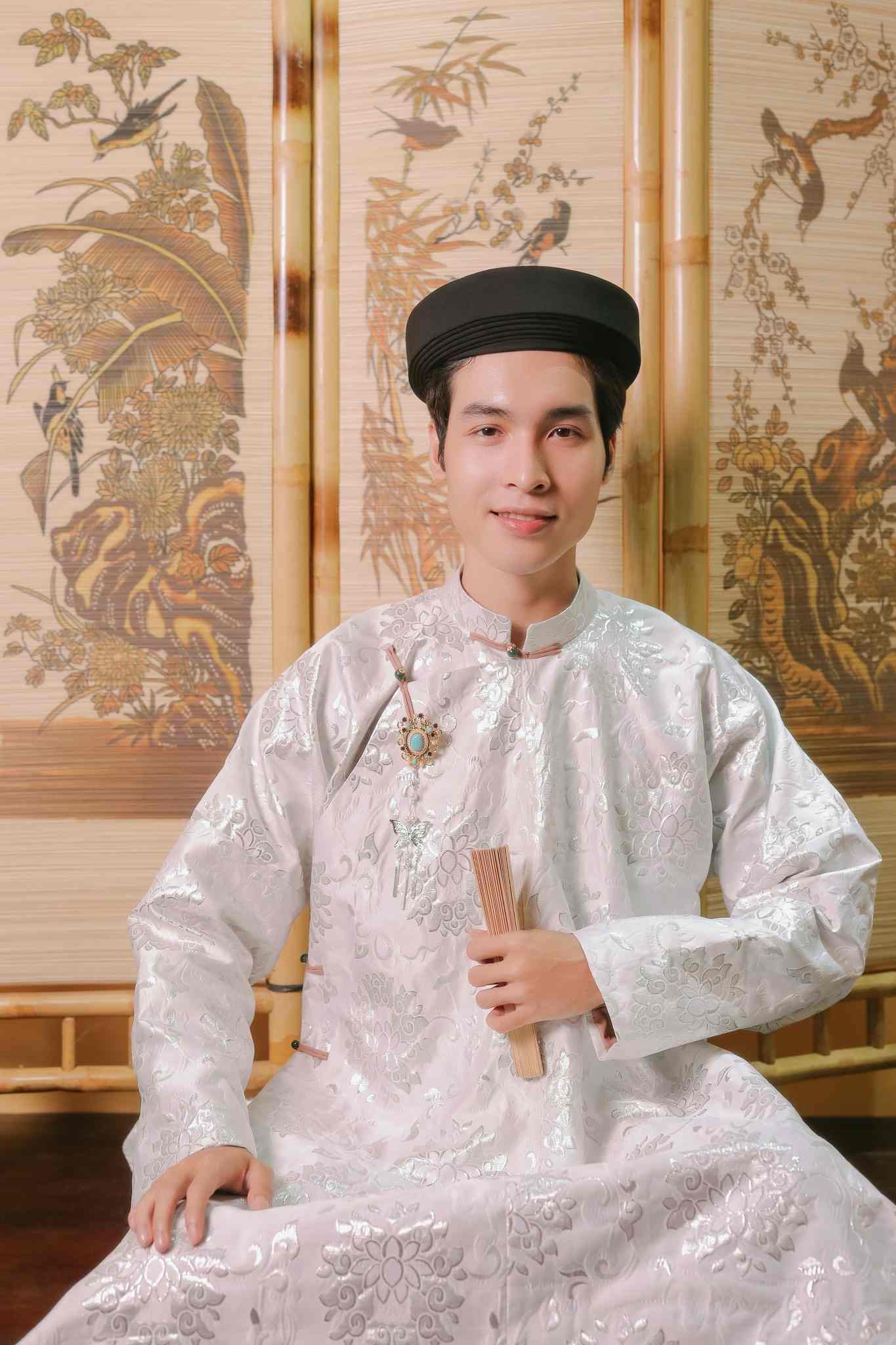 Áo Ngũ Thân Nam Vải Gấm Kim Tuyến Hoạ Tiết Cung Đình Phiên Hoa Lá