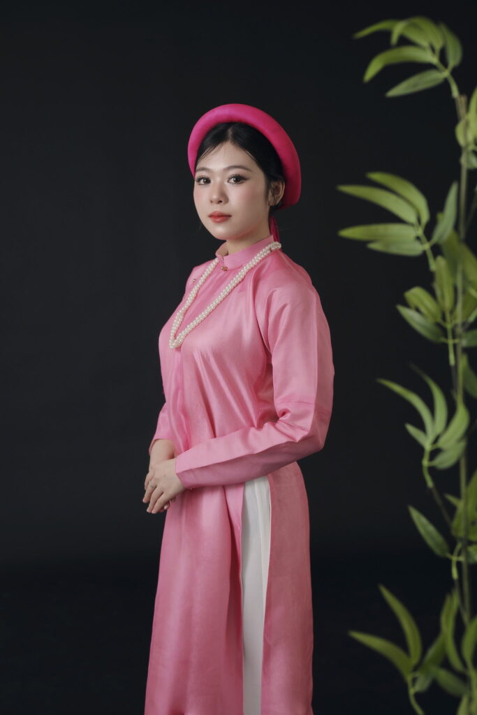 Thiếu nữ mang Ngũ Thân tay chẽn chụp hình trong Studio