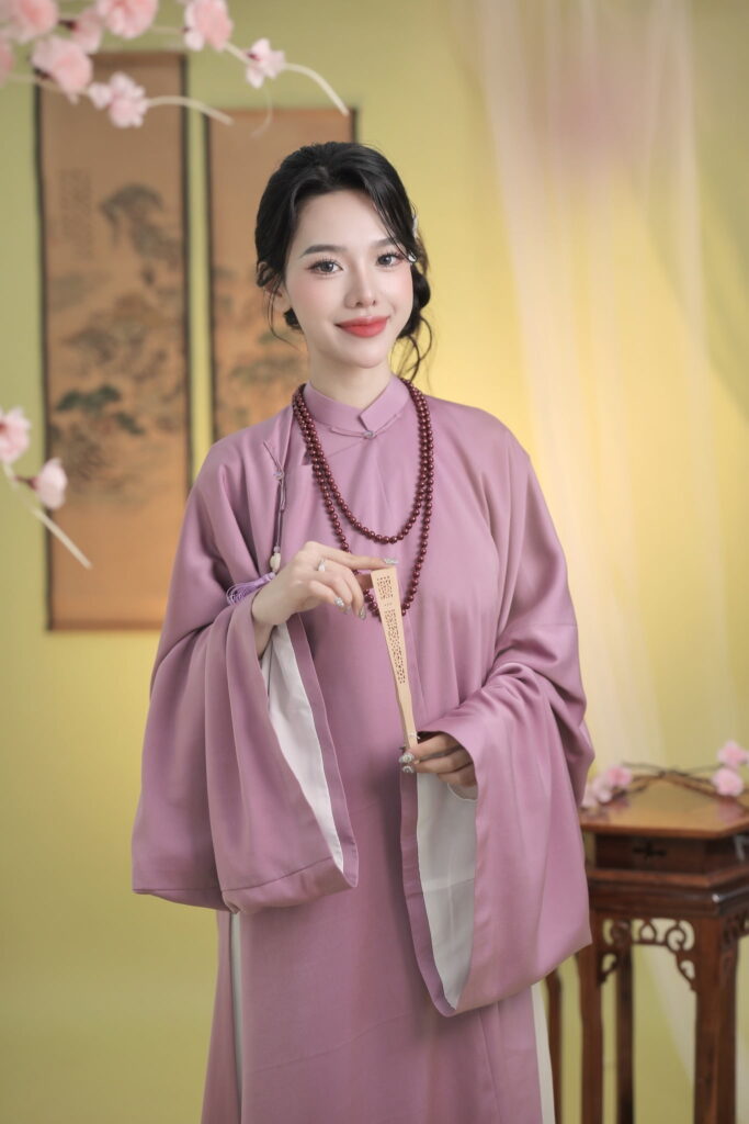 Cô gái mang áo Tấc hồng tối màu