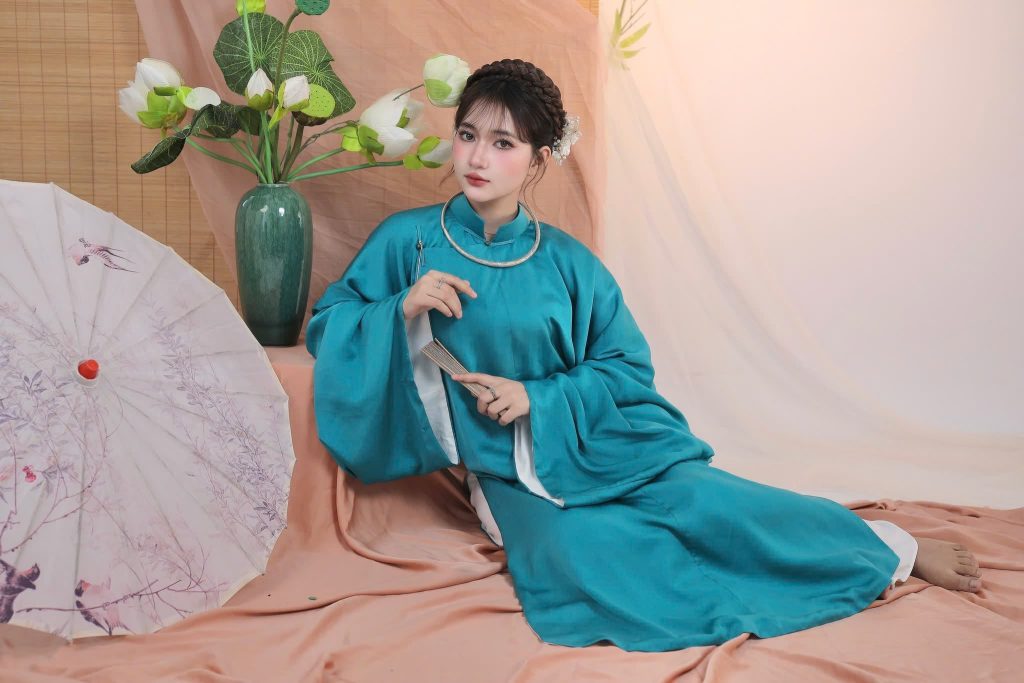 Cô gái trong bộ Cổ phục xanh da trời dịu dàng trong không gian Studio