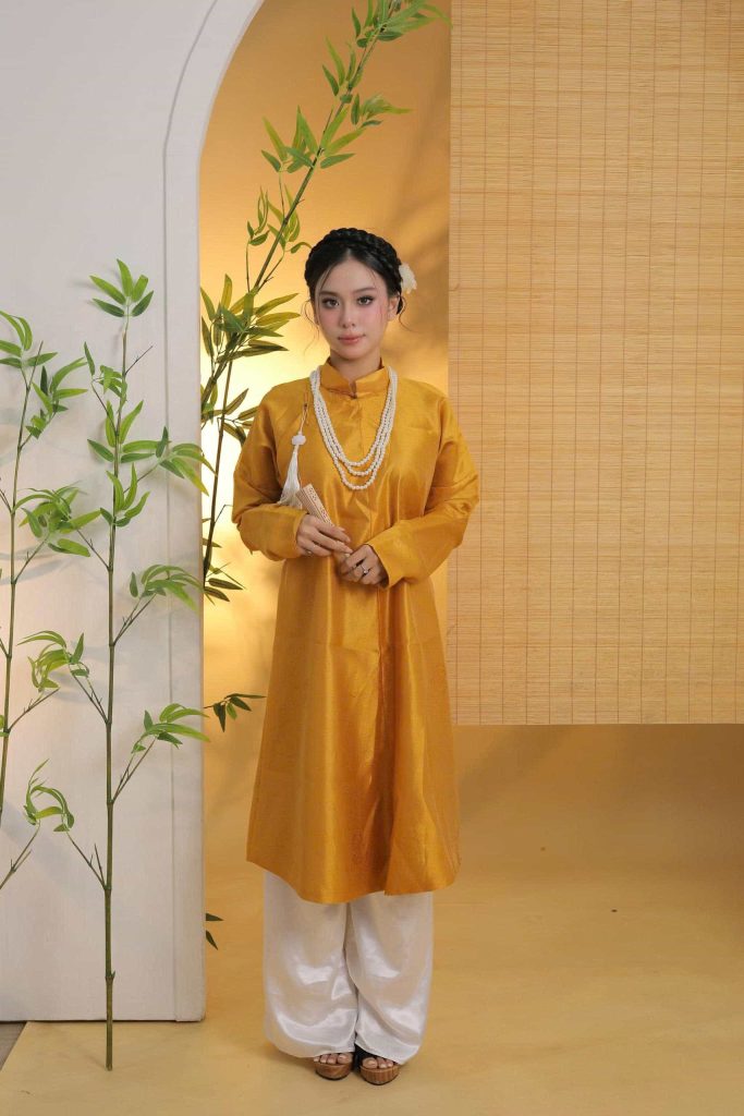 Cô gái mang áo Ngũ Thân vàng toát lên sự tinh tế
