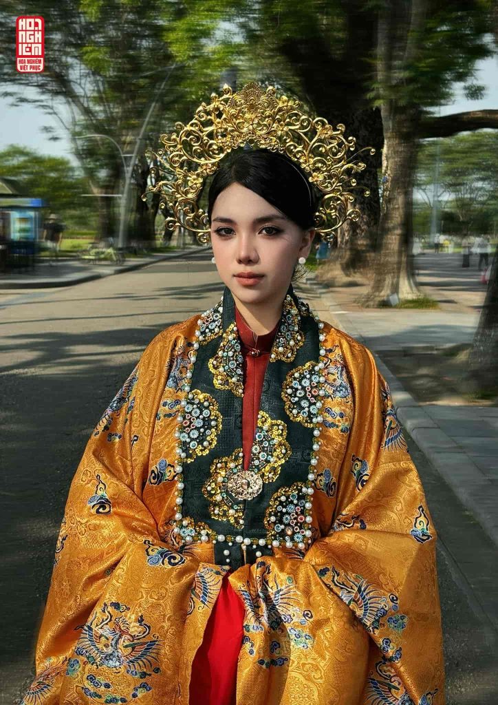 Áo Nhật Bình mang theo vẻ đẹp truyền thống và tinh thần uy nghi của thời đại.
