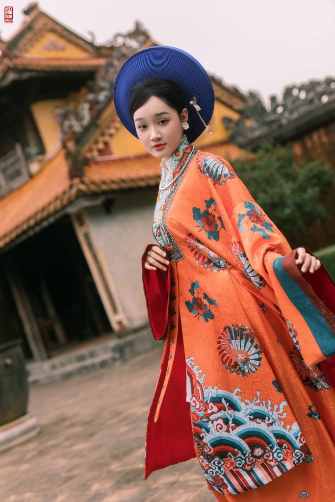 Áo Nhật Bình cam toát lên vẻ sang trọng, quý phái