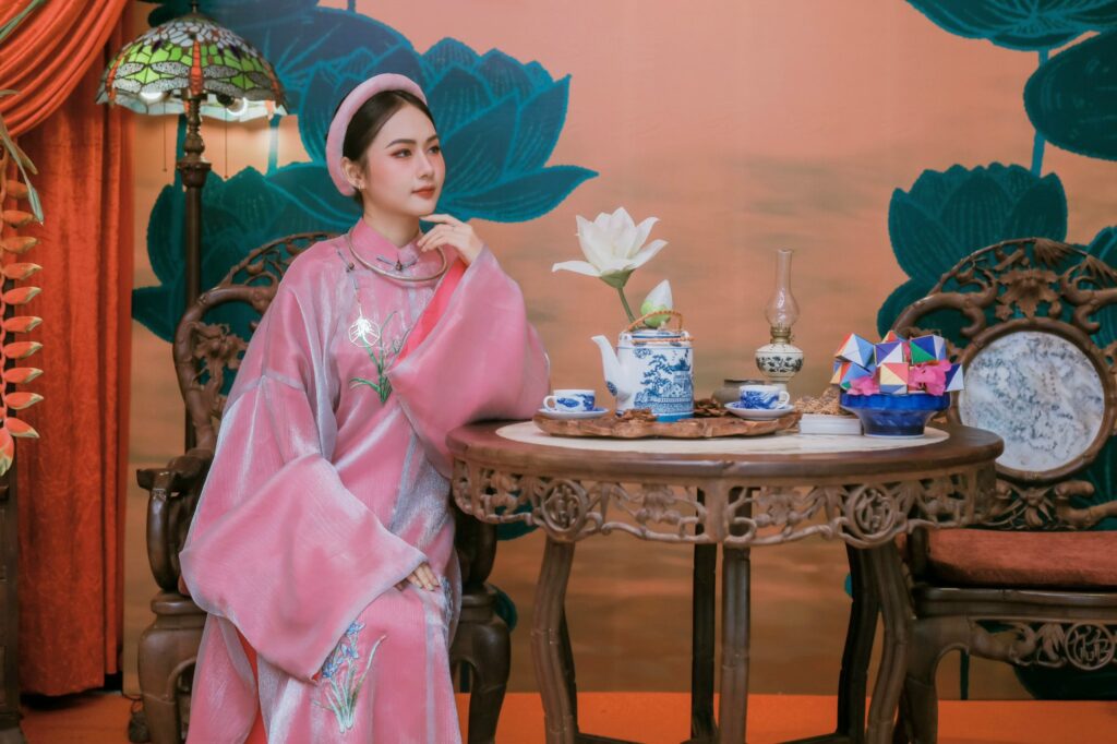 Makeup Artist của Hoa Nghiêm Việt Phục là những người có chuyên môn cao, giúp tôn vinh thần thái cho bạn