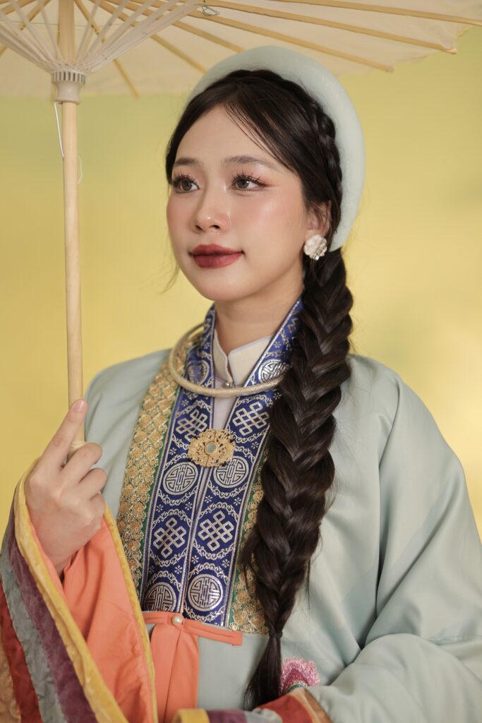 Đội ngũ Makeup Artist chuyên nghiệp của Hoa Nghiêm Việt Phục tỉ mỉ đến từng chi tiết