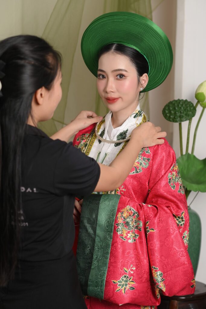 Nhân viên chuẩn bị trang phục, phụ kiện cho một buổi quay và chụp ảnh cổ phục tại studio
