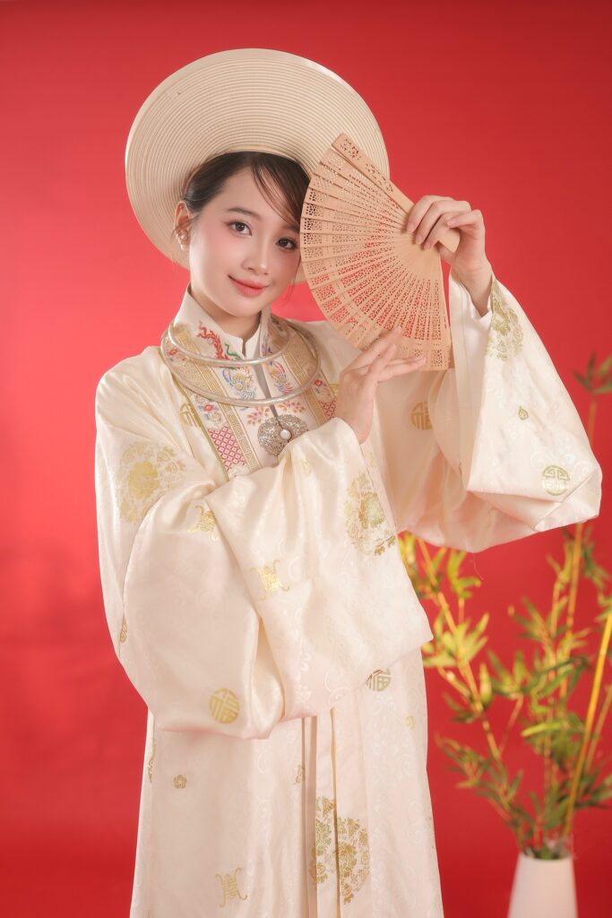 Trang điểm nhẹ nhàng phù hợp phong cách cung đình Huế xưa