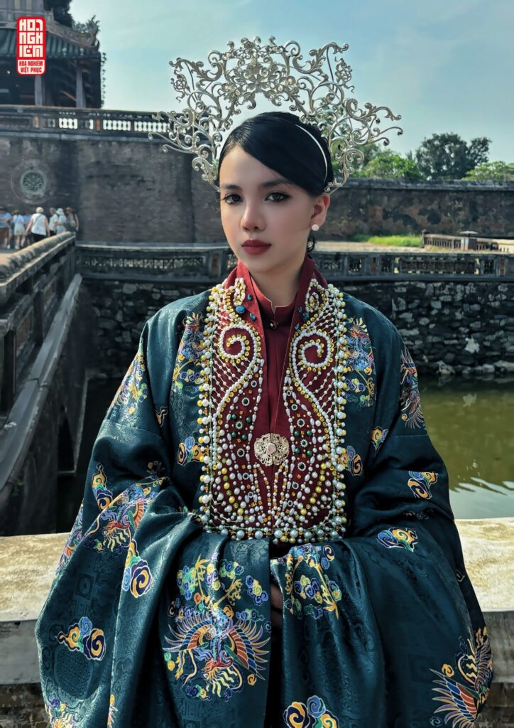 Các kỹ thuật thủ công được đưa vào từng trang phục theo yêu cầu