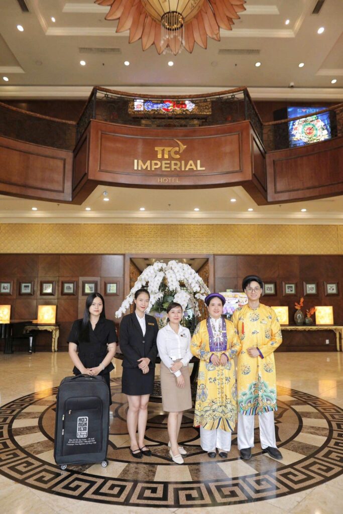 Nhiều khách hàng tin tưởng lựa chọn dịch vụ thiết kế và may đo trang phục theo yêu cầu tại Hoa Nghiêm Việt Phục