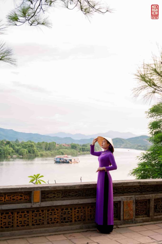 Chụp ảnh áo dài tím tại Chùa Thiên Mụ Huế tạo cảm giác thơ mộng