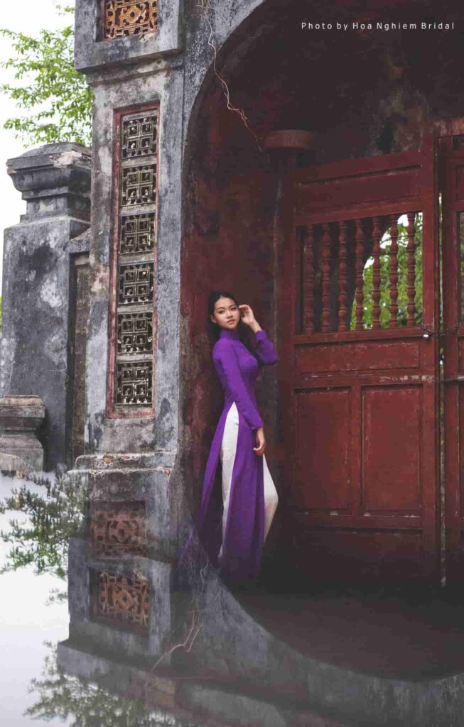 Chụp ảnh áo dài tím tại Chùa Thiên Mụ Huế