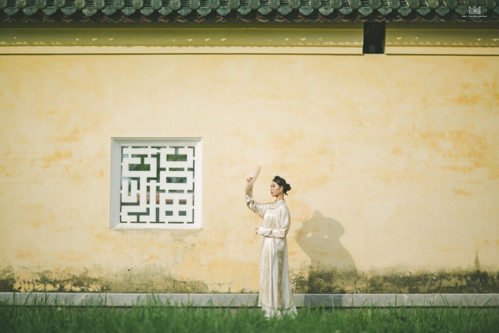 Giữa không gian tường vàng, ngói cổ, bạn như được chạm vào những lớp ký ức đã ngủ yên