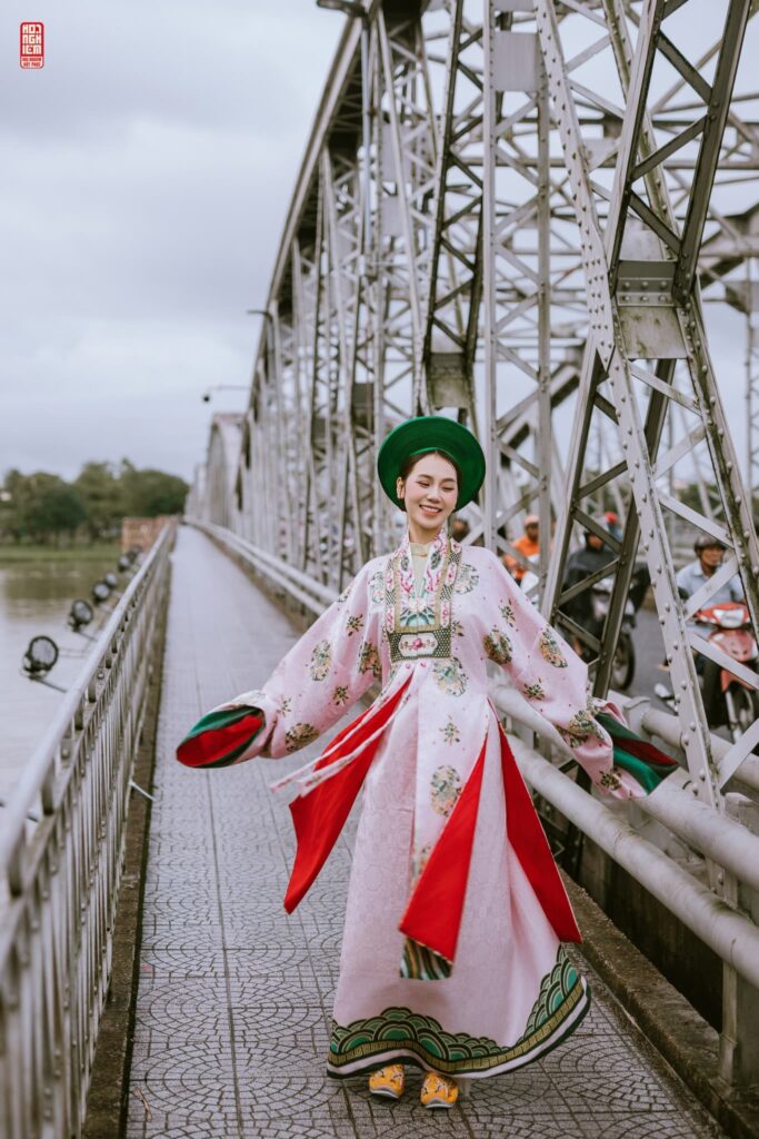 GenZ mặc Việt phục trải nghiệm dịch vụ chụp ảnh tại Cầu Tràng Tiền