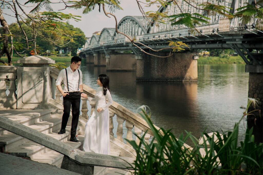 Chụp ảnh áo dài tại Cầu Tràng Tiền Huế