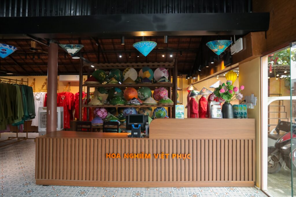 Hoa Nghiêm Việt Phục không chỉ là cửa hàng cho thuê trang phục, mà là không gian lưu giữ và lan tỏa văn hóa Việt