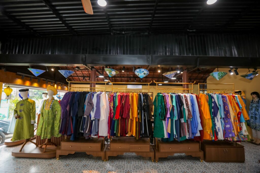 Không gian văn hóa đa dạng sắc màu của Hoa Nghiêm Việt Phục