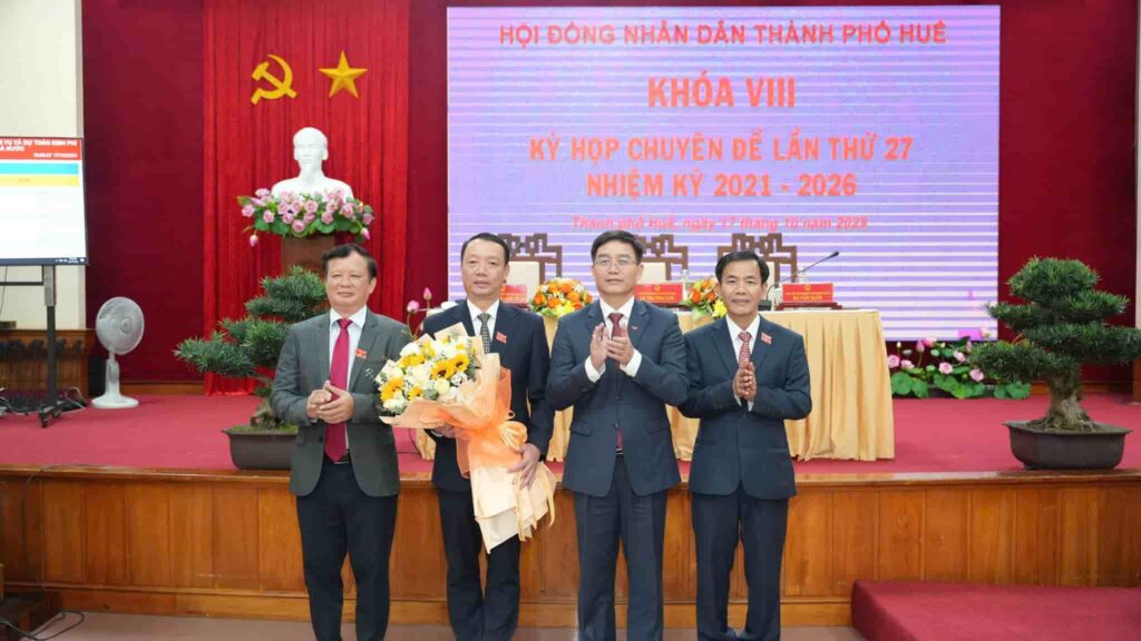 Trao hoa chúc mừng tân Chủ tịch Ông Phan Thiên Định