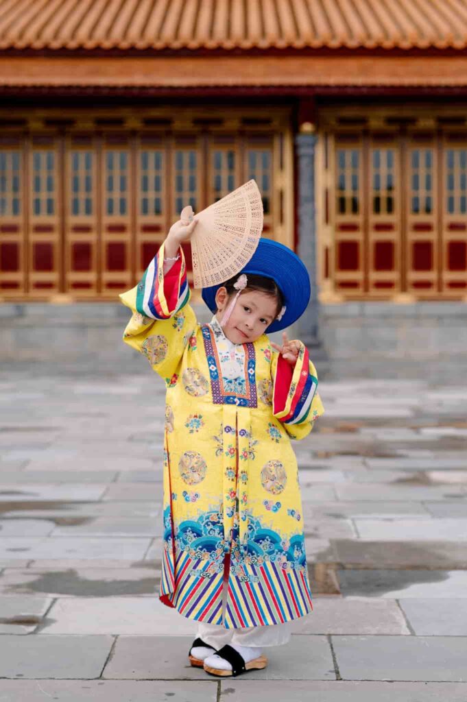 Chụp ảnh cổ phục cho bé cùng gia đình vào mùa mưa Huế