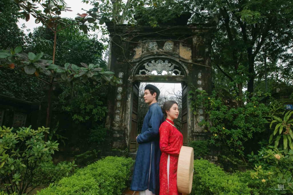 Cánh cổng rêu phong trước nhà vườn An Hiên Cánh cổng rêu phong trước nhà vườn An Hiên