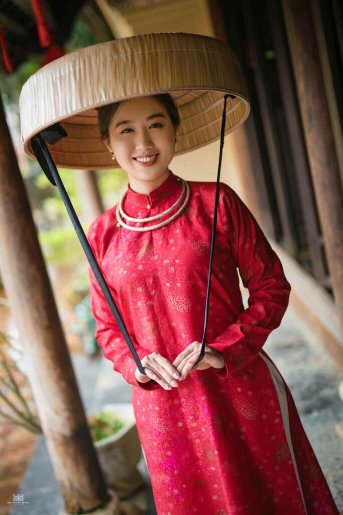 Mặc áo Ngũ Thân cùng nón ba tầm đi dạo tại không gian Nhà vườn An Hiên Huế