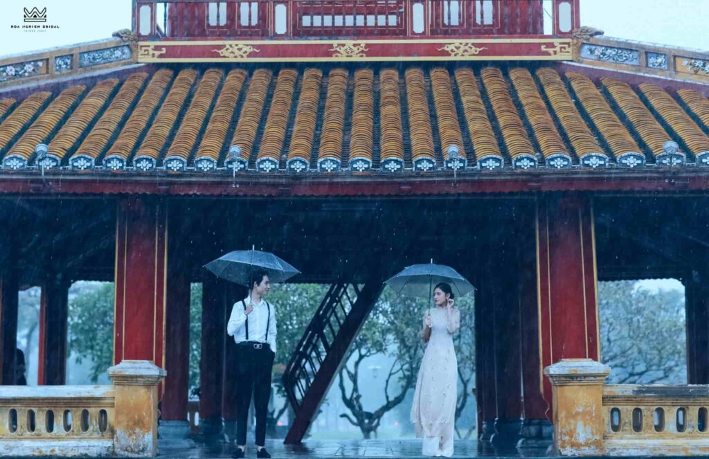 Ảnh cổ phục mùa mưa xứ Huế rất đẹp và thơ mộng