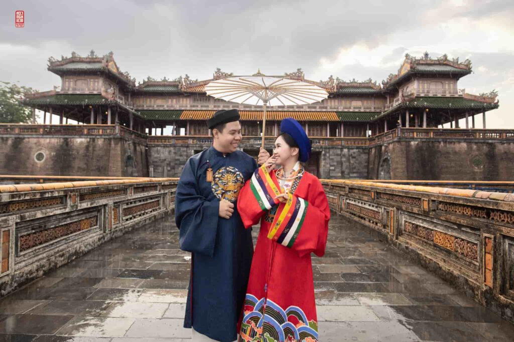 Bên cạnh việc khám phá ẩm thực Huế mùa mưa thì chụp ảnh Cổ phục cũng thú vị không kém Bên cạnh việc khám phá ẩm thực Huế mùa mưa thì chụp ảnh Cổ phục cũng thú vị không kém