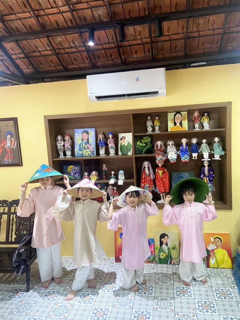Workshop vẽ nón lá thủ công dành cho các bé được Hoa Nghiêm Việt Phục tổ chức