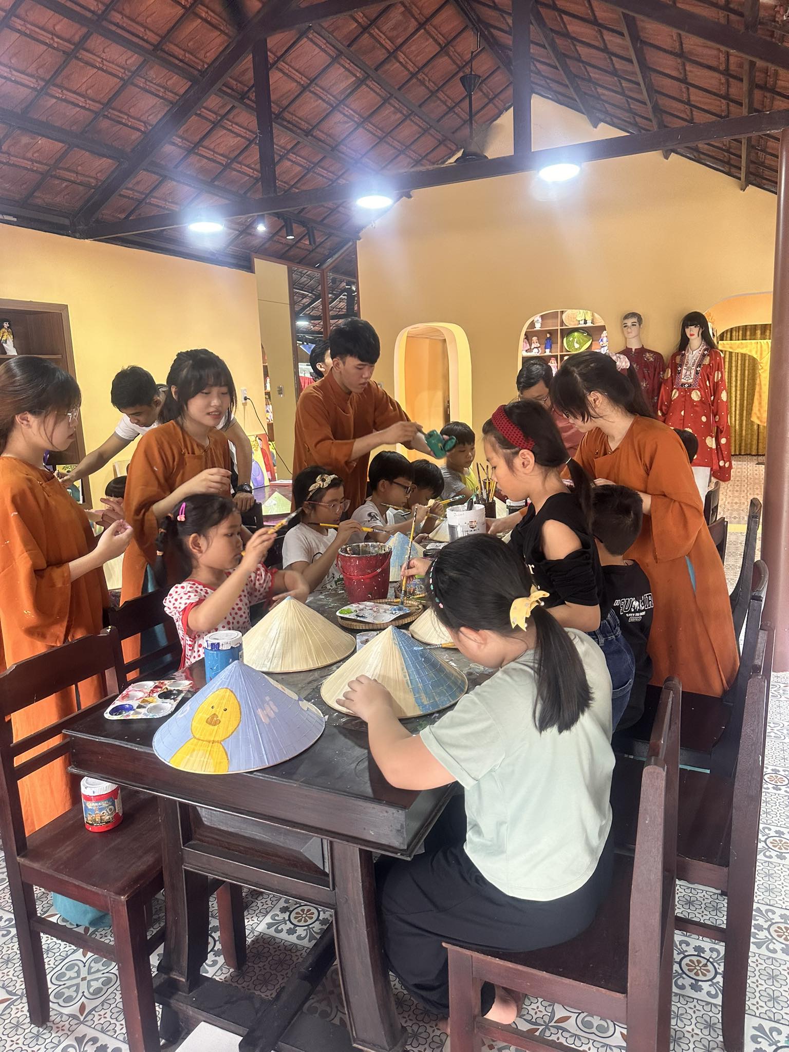 Workshop vẽ nón lá dành cho các bé