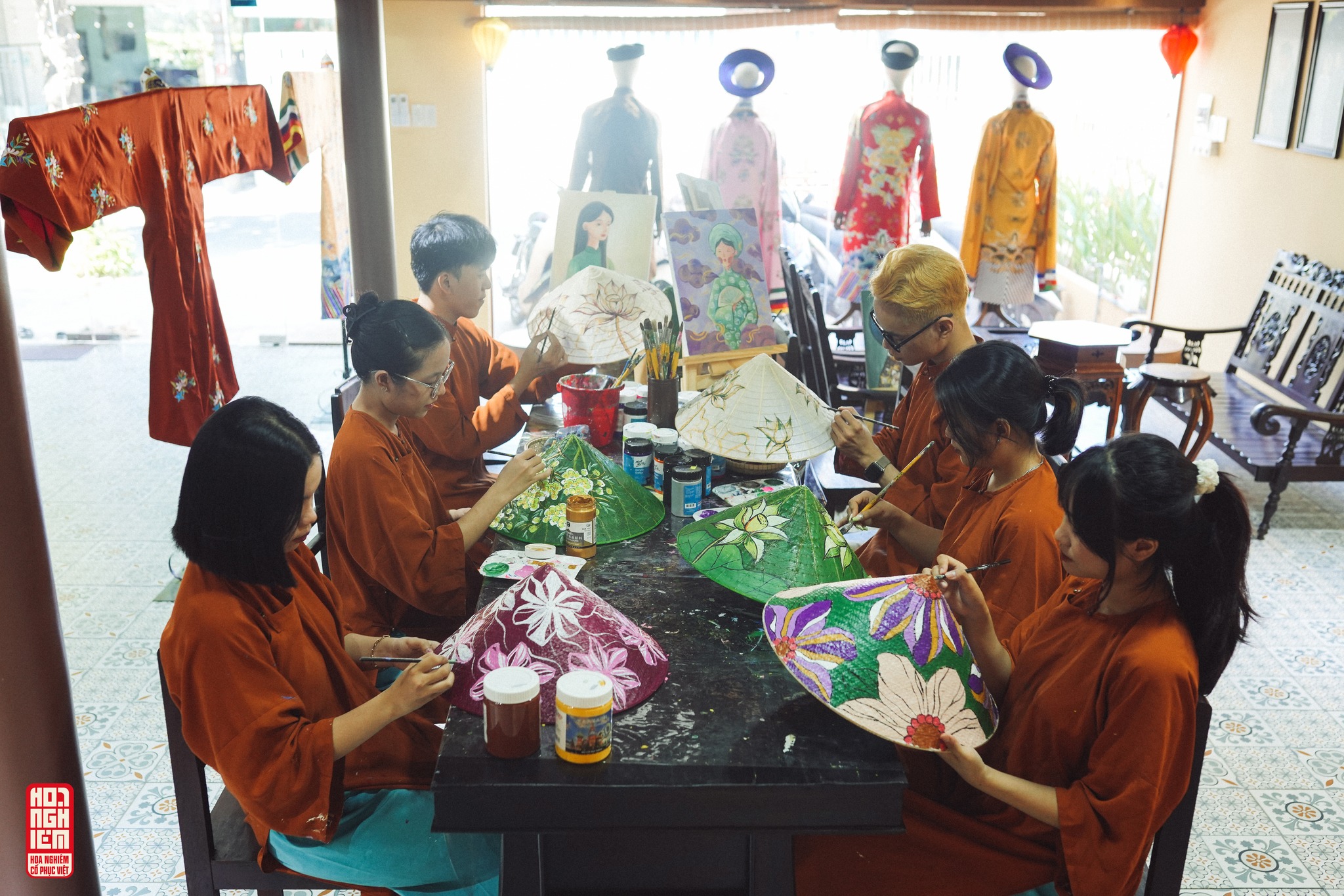 Workshop vẽ nón lá được hướng dẫn bởi đội ngũ nhân viên Hoa Nghiêm Việt Phục