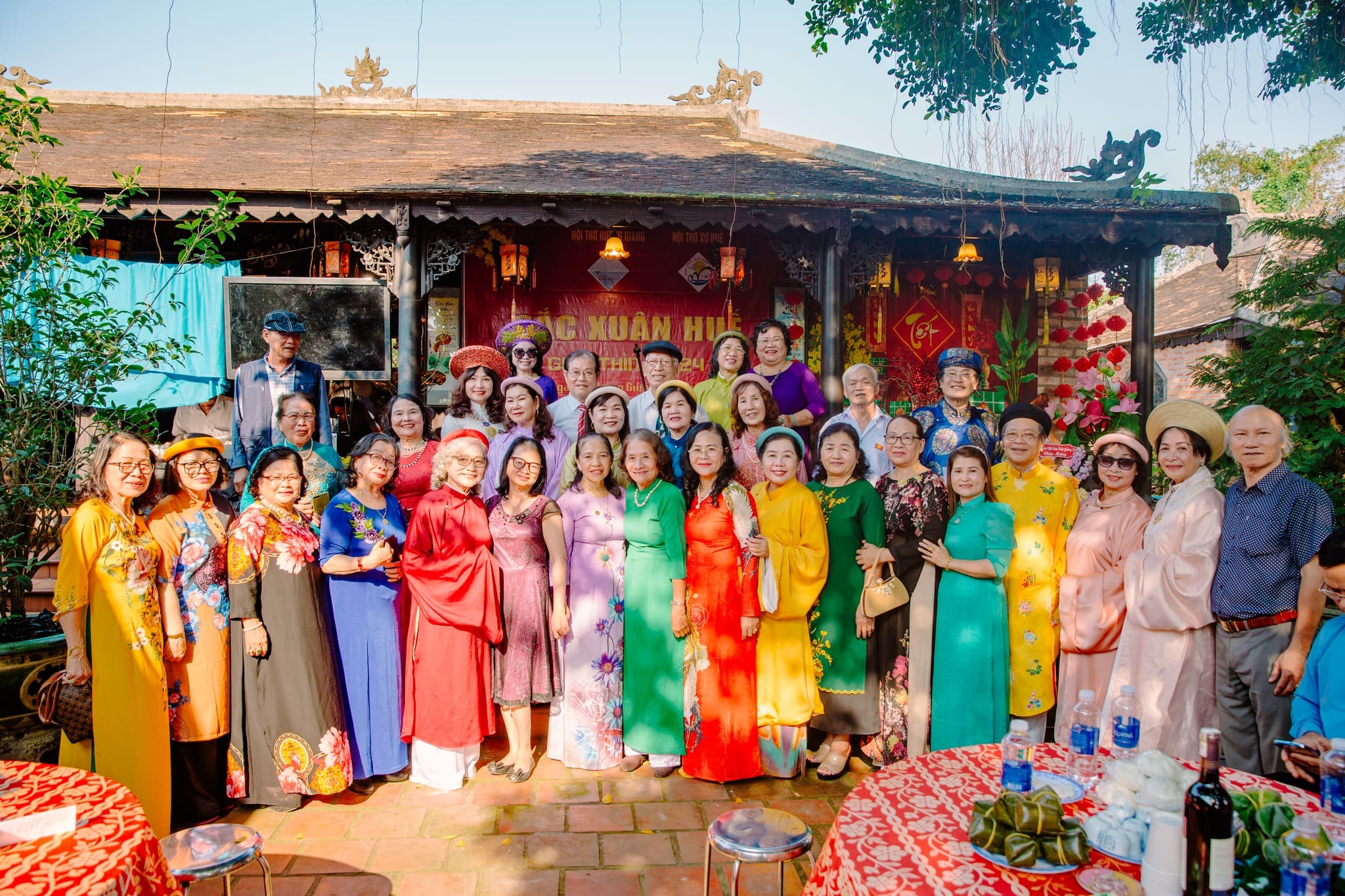 Ý thức trách nhiệm với xã hội - Tài trợ Việt Phục cho hội thơ Hương Giang