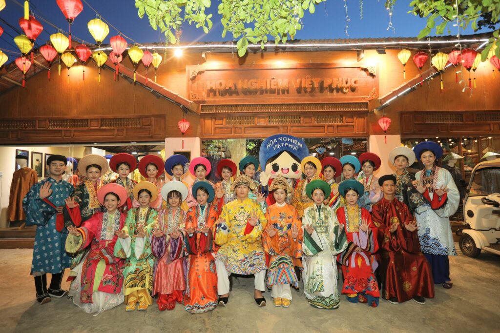 Dịch vụ trọn gói tại Hoa Nghiêm Việt Phục giúp bạn có ngay một bộ ảnh Cổ phục đẹp khi du lịch Huế