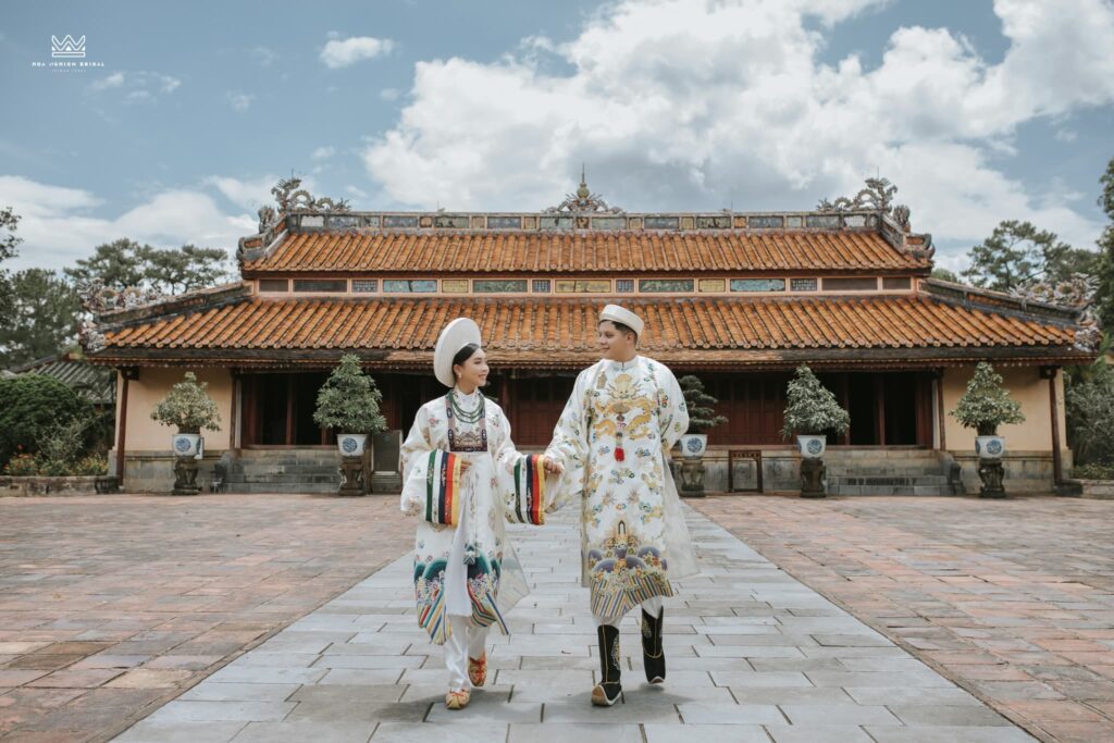Combo trọn gói gồm thuê Việt phục, makeup, chụp ảnh và quay clip cho khách du lịch Huế