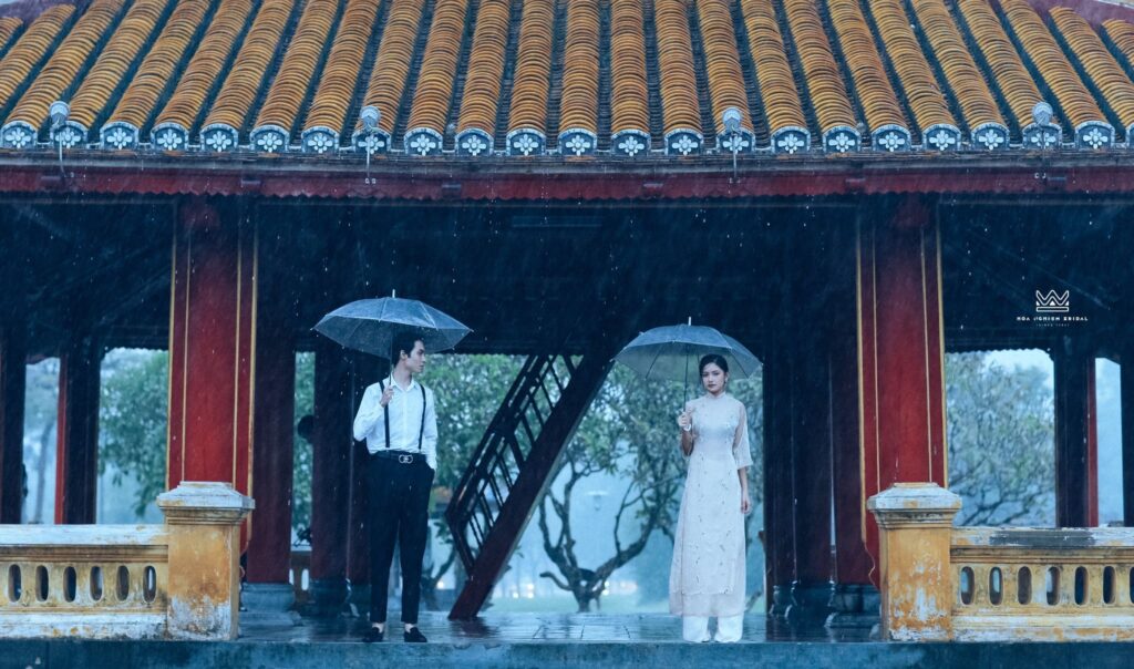 Chụp ảnh cùng mưa Huế là một trải nghiệm thú vị mà bạn nên thử một lần khi du lịch Cố Đô