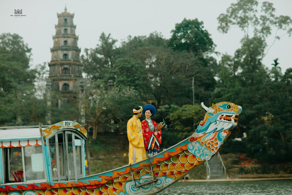 Chụp ảnh Cổ Phục Huế dành cho cặp đôi với concept Hẹn nhau bên sông Hương