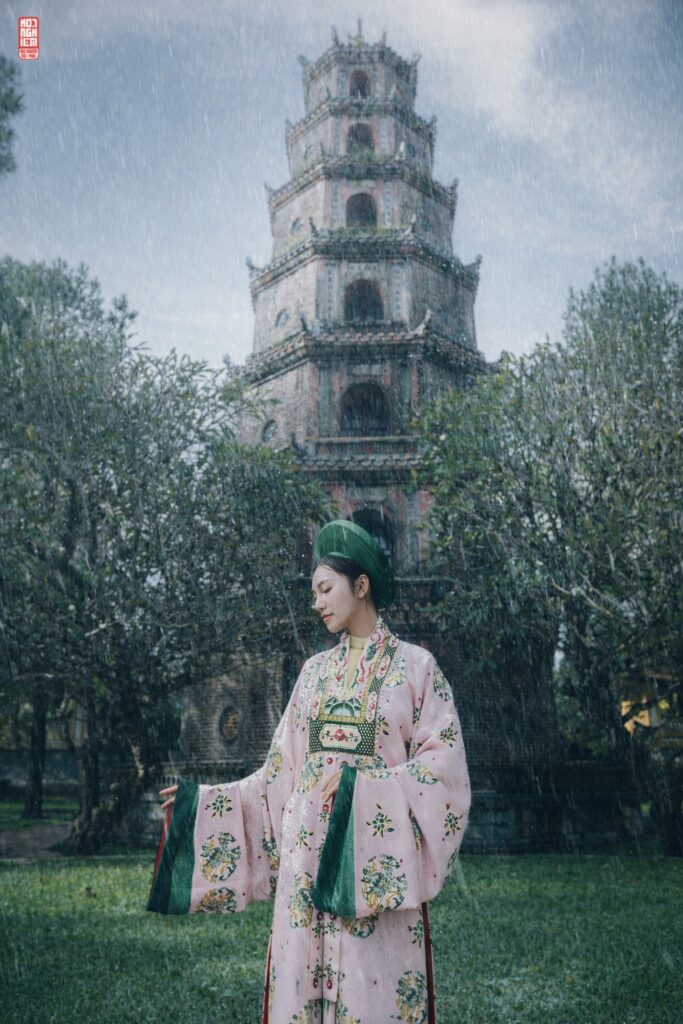 Chụp ảnh check in mưa Huế tại Chùa Thiên Mụ đẹp ngẩn ngơ