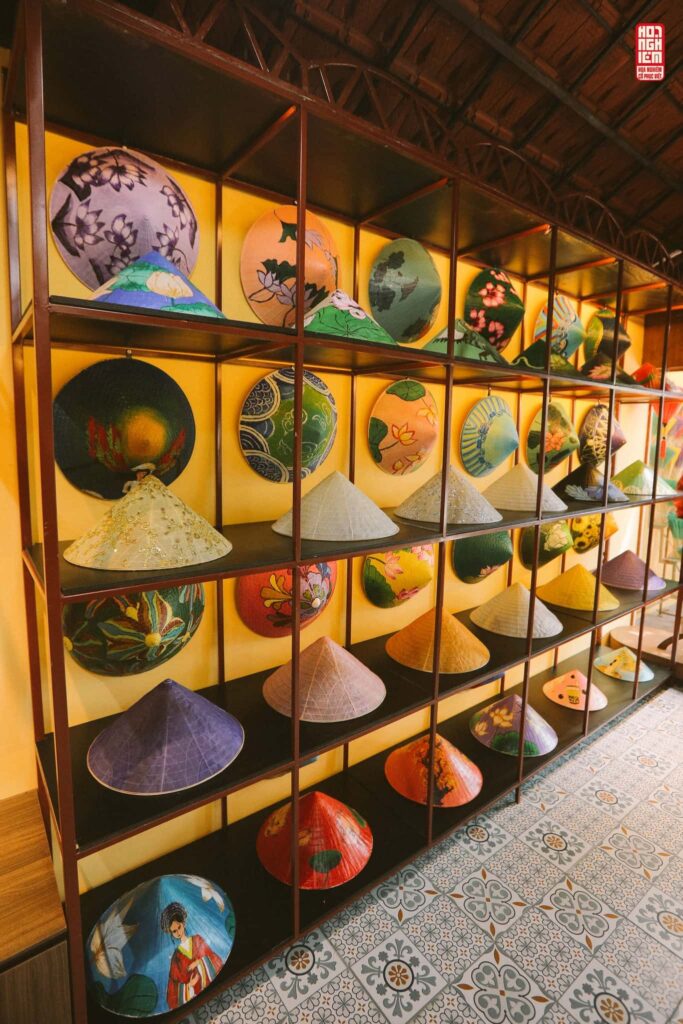 Hoa Nghiêm Việt Phục - Địa chỉ mua nón lá Huế đẹp làm quà lưu niệm