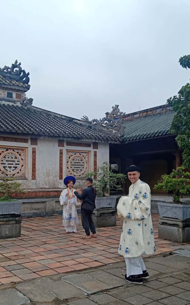 Hoa Nghiêm Việt Phục là địa chỉ cho thuê Cổ phục và Áo dài yêu thích của du khách không chỉ tại Việt Nam mà kể cả khách quốc tế