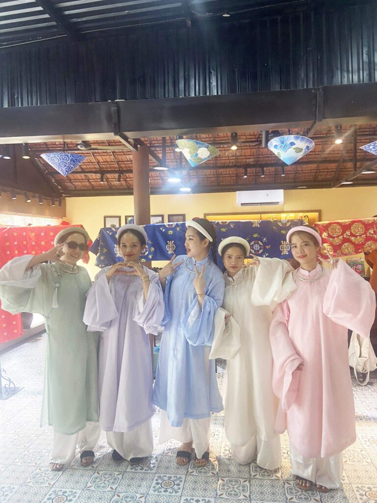 Hoa Nghiêm Việt Phục được đánh giá cao không chỉ bởi số lượng, kiểu dáng, mà còn bởi chất lượng trang phục