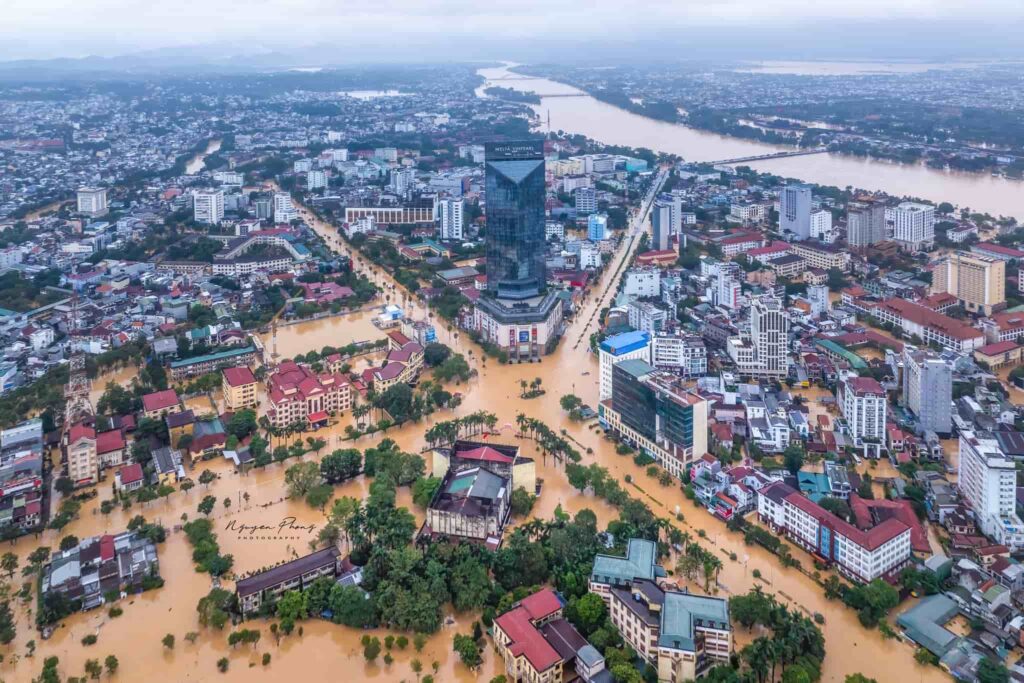 Kinh tế của Huế vốn phụ thuộc vào nông nghiệp, du lịch và thủ công mỹ nghệ