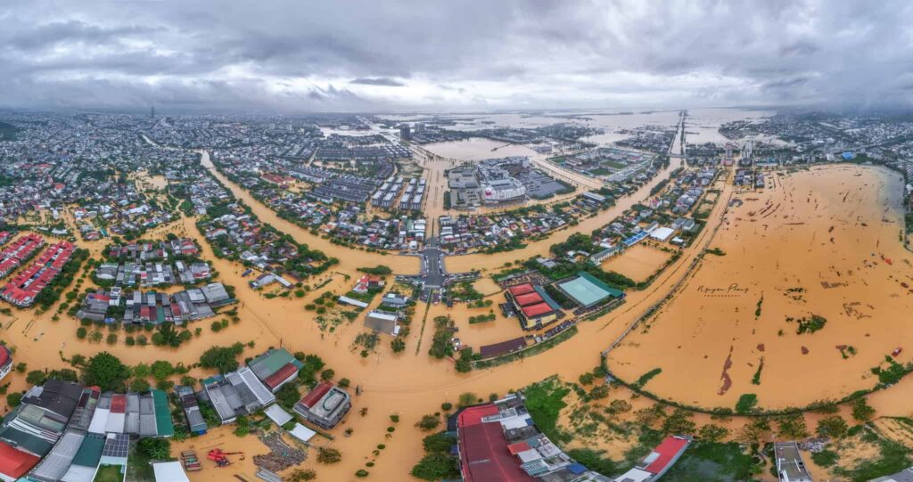 Xót xa hình ảnh cả thành phố Huế ngâm trong biển nước