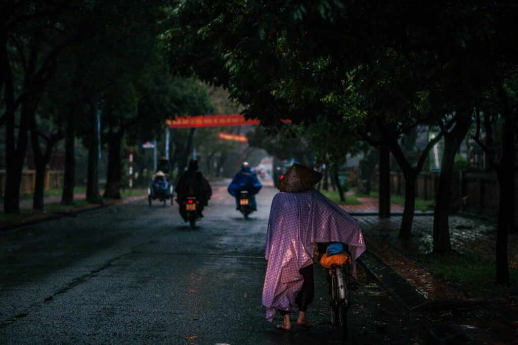 Kinh nghiệm du lịch Huế mùa mưa: Ăn gì, đi đâu và sống chậm đúng điệu Kinh nghiệm du lịch Huế mùa mưa: Ăn gì, đi đâu và sống chậm đúng điệu