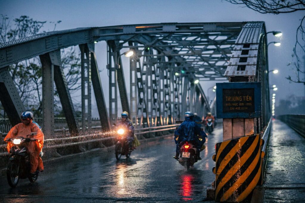 Kinh nghiệm du lịch Huế mùa mưa: Ăn gì, đi đâu và sống chậm đúng điệu Kinh nghiệm du lịch Huế mùa mưa: Ăn gì, đi đâu và sống chậm đúng điệu