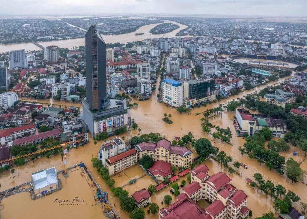 Cả thành phố Huế chìm trong biển nước