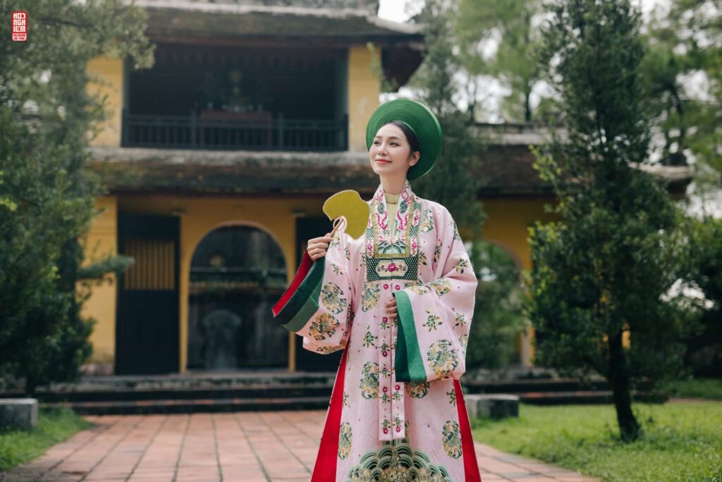 Trải nghiệm mặc Việt Phục tại Huế cho GenZ